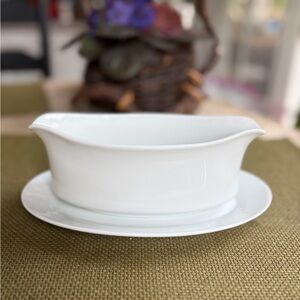 Classic White Porcelain Gravy Boat (18 oz.) with Underplate EUC